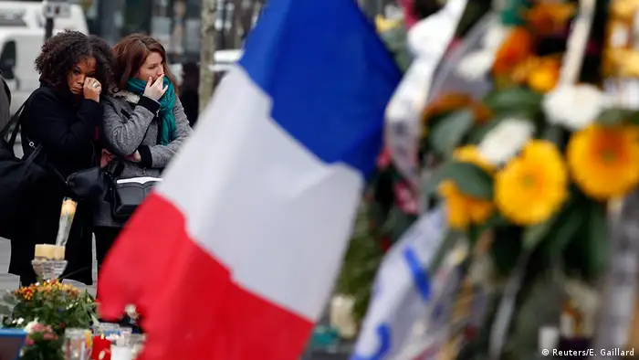 Frankreich Trauer für die Opfer der Anschläge Stadt Flagge Blumen