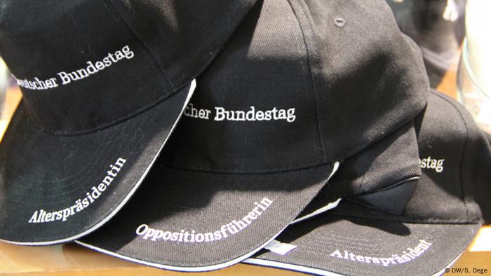 Demokratie Ist Kauflich Im Bundestagsshop Des Abgeordnetenhauses In Berlin Kultur Dw 30 11 15