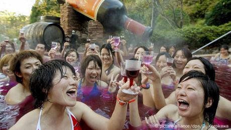 В Япония хората пият все по малко алкохол Това може и