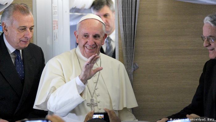 Papst Franziskus im Flugzeug nach Nairobi
