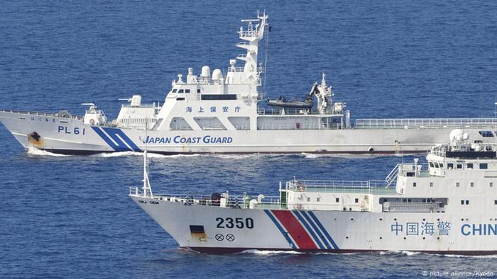 Japanische und Chinesische Küstenwachschiffe vor den umstrittenen Senkaku-Inseln (Getty Images/AFP/Y. Shimbun)