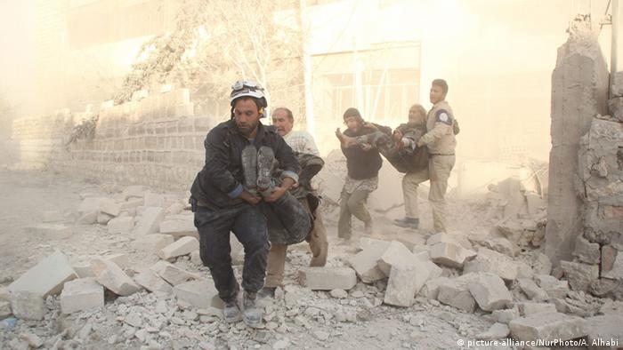 Syrien Aleppo Fassbombenangriff Helfer Verletzte 