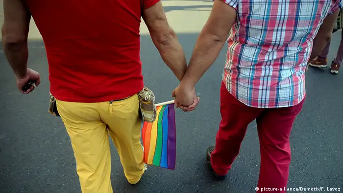 Symbolbild Homosexualität Gay Männer Händchen halten (picture-alliance/Demotix/F. Lavoz)
