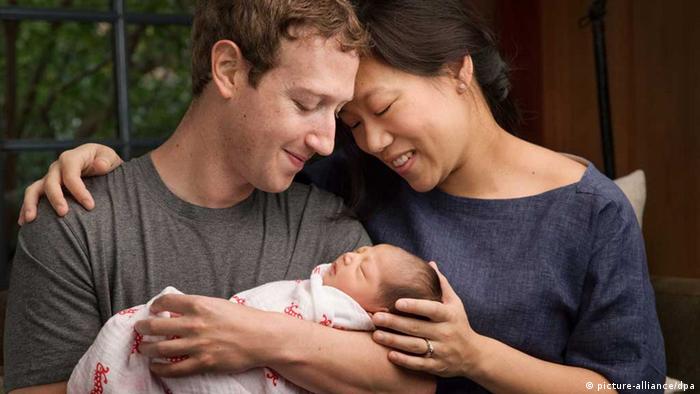 Зукърбърг и съпругата му през 2015 с новородената им дъщеря
