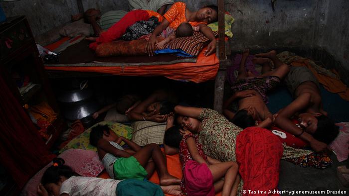 Elf Menschen aus Bangladesch schlafen in einem Raum, die meisten auf der Erde 