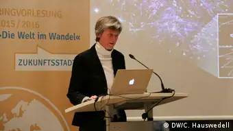 Prof. Dr. Bettina Schlüter bei der Ringsvorlesung Zukunftsstadt am 30.11.2015 in Bonn (Foto: DW Akademie/Charlotte Hauswedell).