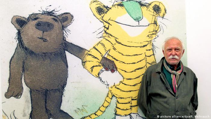 Janosch next to a large drawing of Little Tiger and Little Bear.
