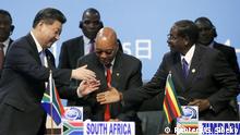 04.12.2015 **** China's President Xi Jinping (L) shakes hands with Zimbabwe's President (R) Robert Mugabe while South Africa's President Jacob Zuma looks on during a Forum on China-Africa Cooperation in Sandton, Johannesburg, December 4, 2015. REUTERS/Siphiwe Sibeko Copyright: Reuters/S. Sibeko