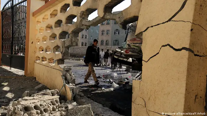 Sanaa Jemen Selbstmordanschlag Moschee Zerstörung (picture-alliance/dpa/Y.Arhab)