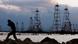 Нефтяные вышки на Каспийском море вблизи столицы Азербайджана Баку Нефтяные вышки на Каспийском море вблизи столицы Азербайджана Баку