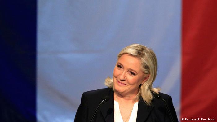 Marine Le Pen vor Trikolore (Foto: Reuters/P. Rossignol)
