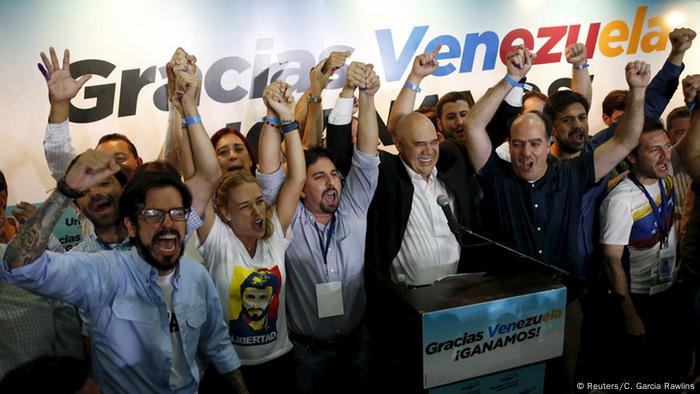 Venezuela Wahlen Feier Wahlsieg Opposition MUD (Reuters/C. Garcia Rawlins)
