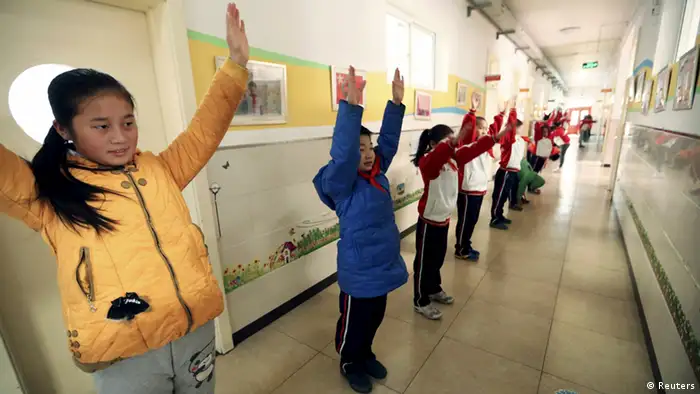 China Smog Schulkinder müssen in der Klasse bleiben