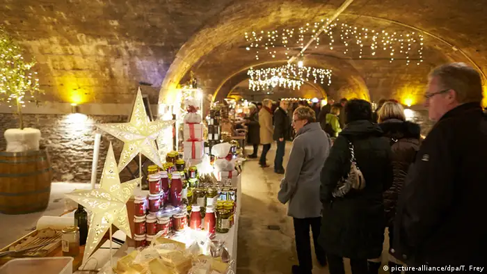 Deutschland Weihnachtsmarkt in den Weinkellern von Traben-Trarbach