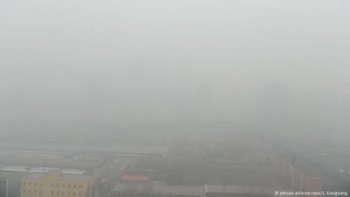 Peking Autobahn Autos Stau China Smog Geschäftsviertel 