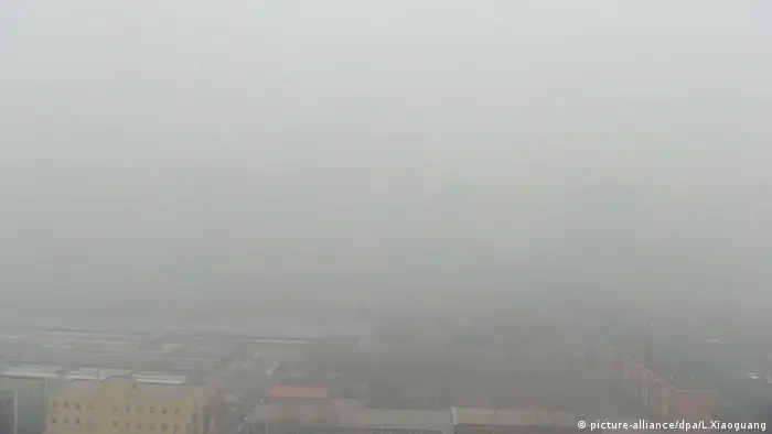 Peking Autobahn Autos Stau China Smog Geschäftsviertel