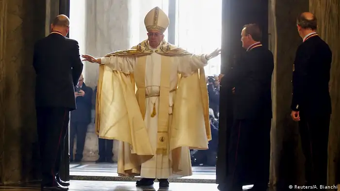 Vatikan Heiliges Jahr Papst Franziskus öffnet die Heilige Pforte