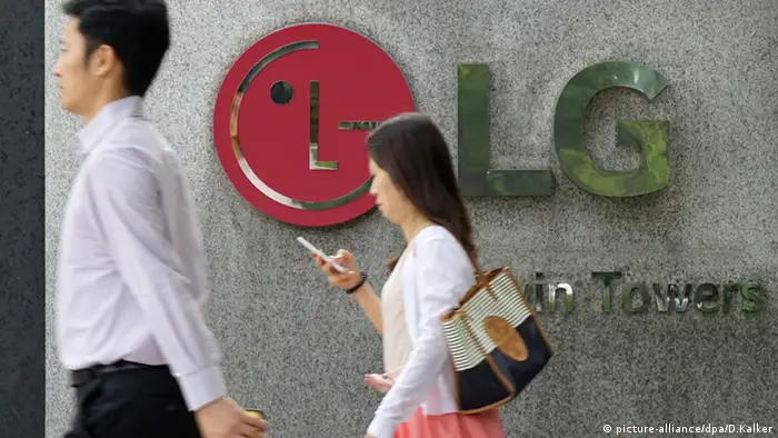 LG Firmenschild vor der Firmenzentrale Twin Towers Seoul Südkorea