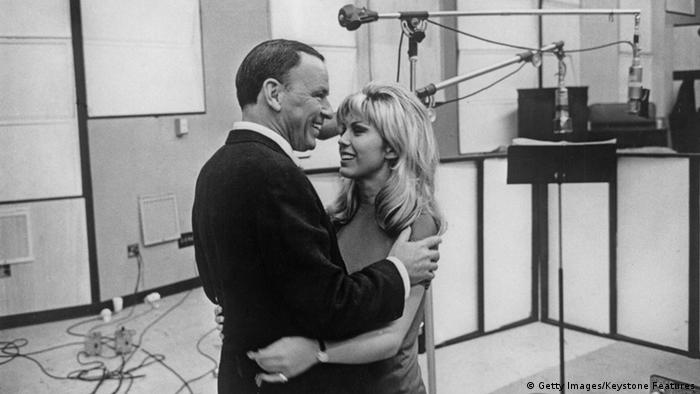 Nancy, la fille de Frank Sinatra, en studio d'enregistrement (Getty Images/Keystone Features)