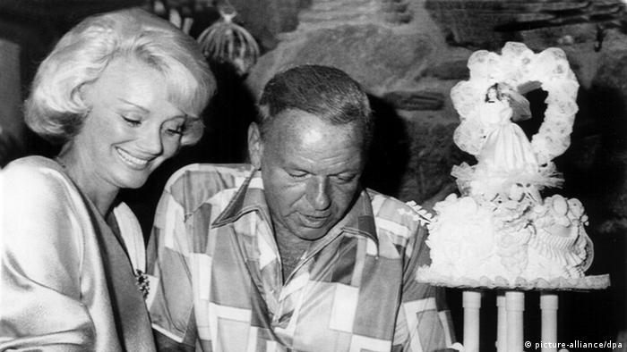 Frank Sinatra US Sänger und Schauspieler mit Frau Barbara
