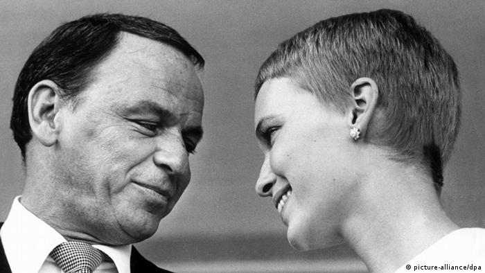 Frank Sinatra US Sänger und Schauspieler mit Mia Farrow