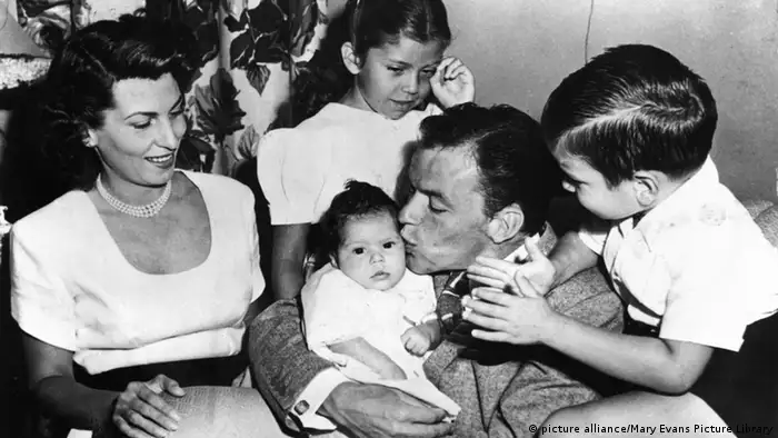 Frank Sinatra US Sänger und Schauspieler mit Nancy Barbato und Familie