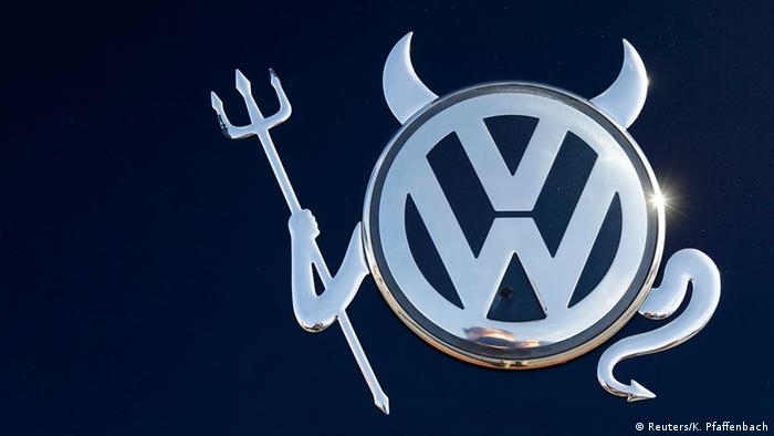 Deutschland VW Logo als Täufelchen Symbolbild Abgas-Skandal