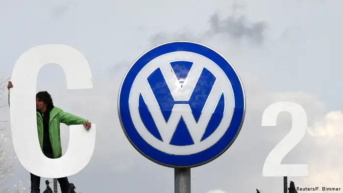 Deutschland VW Logo als CO2 Symbolbild Abgas-Skandal