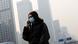 Frau mit Atemmaske im Smog in Peking (foto: AP) Frau mit Atemmaske im Smog in Peking (foto: AP)