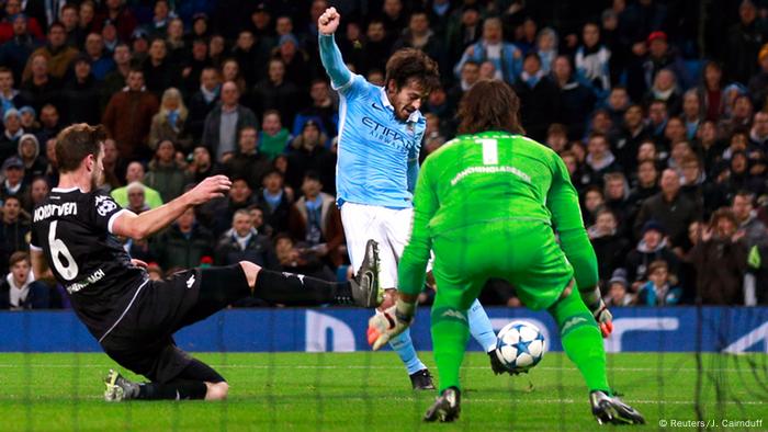 In der Saison 2015/2016 erzielt David Silva (2.v.l.) von Manchester City gegen Borussia Mönchengladbach das 1:0 (Foto: Reuters/J. Cairnduff)