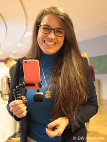 Patricia Noboa and her pink phone which broadcast the Bildkorrekturen conference live using using Periscope, Foto: DW Akademie/Tonggie Siregar