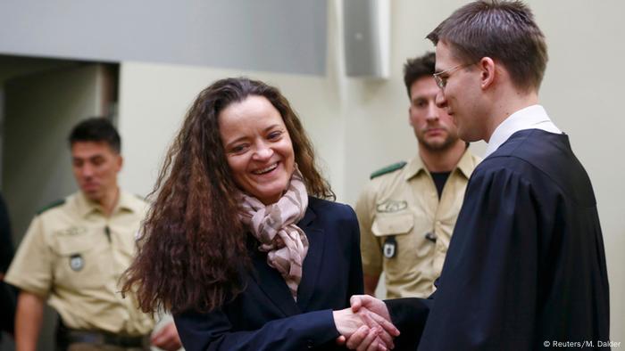 Beate Zschäpe begrüßt ihren Anwalt Mathias Grasel (Foto: Reuters/M. Dalder)