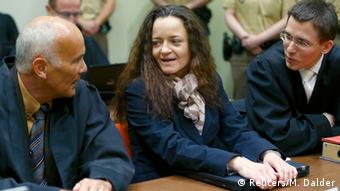 بئاته چپه (وسط)، یکی از اعضای گروه نئونازی ان‌اس‌او در دادگاهی در مونیخ آلمان