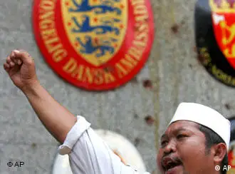 在印尼雅加达，穆斯林也到丹麦大使馆门前示威
