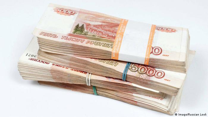 Стопки банкнот в пять тысяч российских рублей