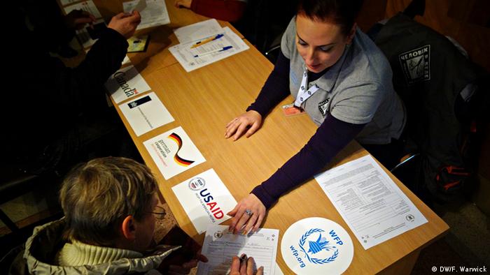 Mitarbeiterin einer Hilfsorganisation (Foto: DW/F. Warwick)