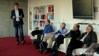 Sharing ideas with Rudolf Porsch, deputy director of the Axel Springer Akademie (photo: DW Akademie/Alice Kohn).