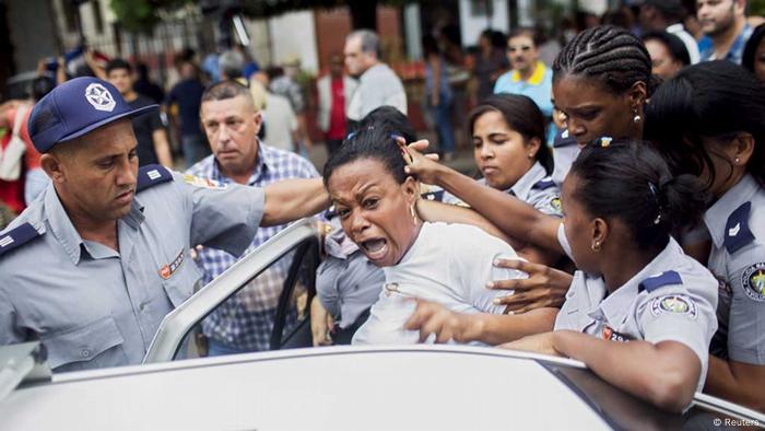Una Dama de Blanco está arrestada mientras protesta para el Día Internacional de los Derechos Humanos. La Habana, Diciembre 2015 - Festnahmen (Reuters)