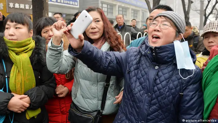 （摄于2015年12月14日）浦志强案在北京开庭，庭外民众声援浦志强。