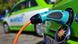 Elektro-Auto wird betankt (Foto: picture-alliance/dpa/J. Büttner) Elektro-Auto wird betankt (Foto: picture-alliance/dpa/J. Büttner)