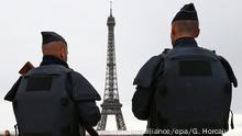 14.11.2015+++ (File) Police officers patrols near the Eiffel tower in Paris, France, 14 November 2015. EPA/GUILLAUME HORCAJUELO (zu dpa «EM-Gegner für Löw-Team gesucht - Terror-Befürchtungen bei Fans hoch» am 09.12.2015) +++(c) dpa - Bildfunk+++ +++ (C) picture-alliance/epa/G. Horcajuelo