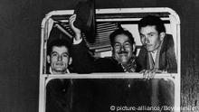 Der Tabakzüchter Mehmet Ali aus dem kleinen Dorf Bademli, 36 km von Izmir entfernt, fährt im Februar 1966 als letzter Mann seines Dorfes nach Deutschland, um dort zu arbeiten. Zurück lässt er seine 26jährige Ehefrau in einem nun männerlosen Dorf. +++ (C)picture-alliance/Beynelmilel