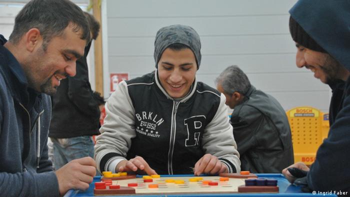 Gesellschaftsspiele kommen bei den Flüchtlingen in Hahn gut an (Foto: Ingrid Faber)