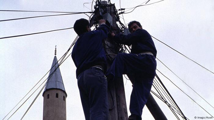Kosovo Männer reparieren Stromleitungen in Prizren