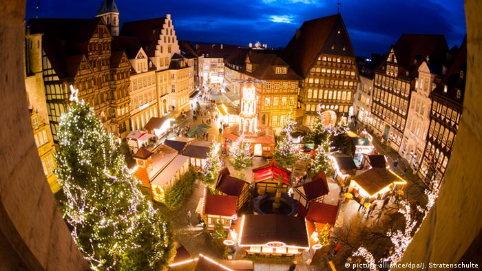 Hildesheim Christmas market (picture-alliance/dpa/J. Stratenschulte)