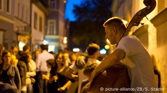 Ein Jazztrio spielt am Abend während der Fete de la Musique in der Innenstadt von Weimar, Foto: Soeren Stache/dpa