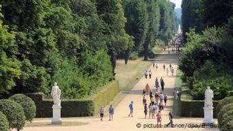 Spaziergänger laufen durch den Park von Sanssouci in Potsdam, Foto: Bernd Settnik/dpa