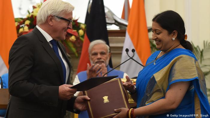 Indien Bildungsministerin Smriti Irani mit Frank Walter Steinmeier in New Delhi (Getty Images/AFP/P. Singh)