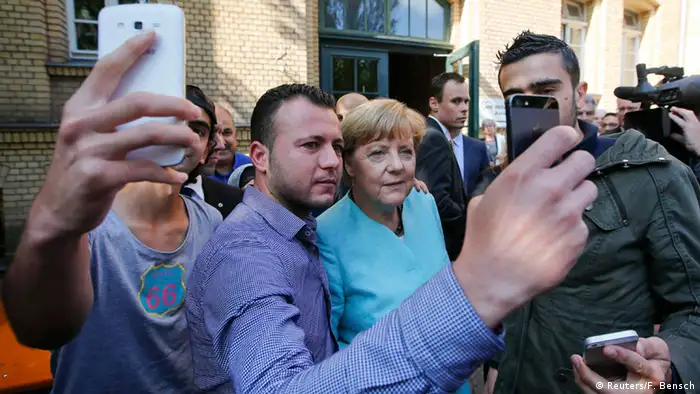 Deutschland Syrische Flüchtlinge machen ein Selfie mit Angela Merkel