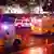 Krankenwagen stehen an dem Ort, an dem ein Auto vor einem Hotel in Las Vegas in Menschenmenge gerast ist (Foto: AP)